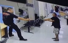 ตำรวจรวบชายคุล้มคลั่งถือมีดขึ้นโรงพักห้วยหวาง