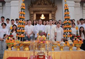 อั้ม อธิชาติ ควงแม่–ทีมงาน ทำบุญวันคล้ายวันเกิดที่ศาลหลักเมือง โฟกัสปั้น “อทิสเมด โกลบอล” บุกตลาดโลก