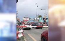 หวุดหวิด! อุทาหรณ์กระบะจอดเลยเครื่องกั้นทางรถไฟ