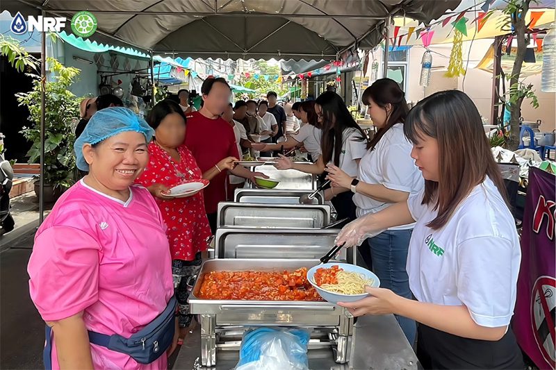 แจกอาหาร