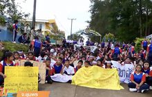 นักเรียนกว่า 500 คน ประท้วงขับไล่ครู