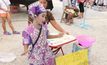 หนูน้อย 5 ขวบ ร้องลิเกช่วยพ่อแม่ขายของ