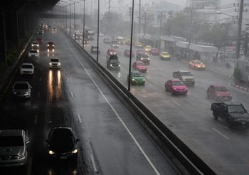 อุตุฯ เผยไทยตอนบนมีฝนฟ้าคะนอง ลมกระโชกแรงบางพื้นที่