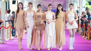 “THX” สวยสะกดทุกสายตา!! ร่วมเดินบนพรมม่วงสุดลักชัวรี่