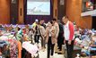 “แพทองธาร” ควง “จิราพร – สุดาวรรณ” เยี่ยมชาวบ้านที่ศูนย์พักพิง จ.สุรินทร์