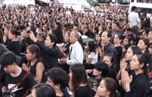 พสกนิกรร่วมอาลัย-ก้มกราบขบวนพระบรมศพ