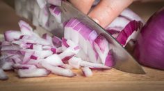 กำจัดกลิ่นหอมแดงติดมือ ง่ายนิดเดียว