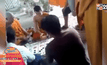 แชร์สนั่น! พระตั้งวงเล่นไฮโล แถมเป็นเจ้ามือเอง