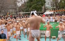 นักซูโม่กระทืบเท้าต้อนรับปีใหม่ในญี่ปุ่น