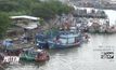 ชาวประมงนำเรือกลับเข้าฝั่งจากคลื่นลมแรง