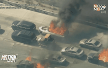 ไฟป่าเคลื่อนผ่านถนนในสหรัฐฯ