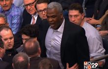 ตำนานนิกส์โดนพาตัวออกนอกสนามระหว่างศึก NBA