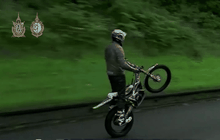 ขี่มอเตอร์ไซค์ยกล้อรอบสนามแข่งบนเกาะ Isle of Man