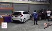 หนุ่มขับเก๋งพลาดเหยียบคันเร่งพุ่งชนร้านอาหาร