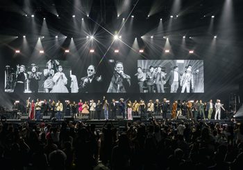 “พีธ พีระ” แท็กทีม 32+1 ศิลปินระดับตำนาน!เปิดไทม์แมชชีนระเบิดเวที “Hall of Friends Concert” ขนเพลงฮิตย้อนวัยสุดมัน!!!