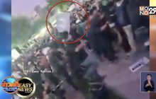 โซเชียลเผยคลิปนาที ผู้ชุมนุมใช้ธงฟาดตำรวจ