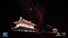 จีนยกทัพ โดรน 1374 ลำ แสดงแสงสี เหนือกำแพงเมืองซีอาน