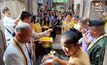 หยุดยาว! นทท. แห่ให้กำลังใจทหารฐานปฎิบัติการ “ปราสาทตาเมือนธม” พร้อมมอบสิ่งของเป็นขวัญกำลังใจ