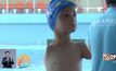 เด็กชายไร้แขนชาวบอสเนียคว้าเหรียญทองแข่งขันว่ายน้ำ