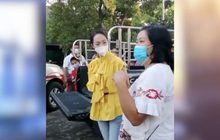 สาวร่ำไห้ถูกห้ามแจกโจ๊กหน้าพระปฐมเจดีย์ เพราะขัดพรก.ฉุกเฉิน