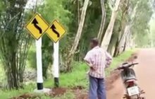 ชาวบ้าน จ.ตาก แปลกใจ พบป้ายฝาแฝดริมทาง