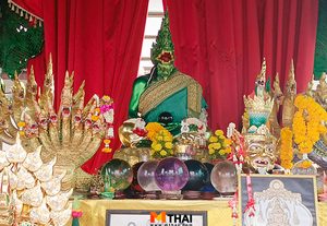 กราบ เสด็จปู่ภุชงค์นาคราช ณ วัดเชิงเลน ริมแม่น้ำเจ้าพระยา
