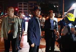 รัฐมนตรีกลาโหมลงพื้นที่ติดตามน้ำท่วม สั่งกองทัพพร้อมสนับสนุนประชาชนเต็มกำลัง