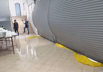 ดูชัดๆ พายุปาบึก ทำเกิดลมแรง พัดประตูม้วนเหล็กแทบปลิว
