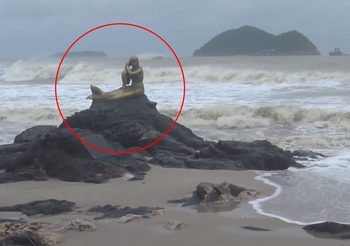 คลิปนาทีคลื่นซัดรูปปั้นนางเงือกทอง ที่หาดสมิหลา จ.สงขลา