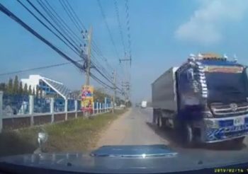 รู้ตัวแล้ว! คนขับรถบรรทุกย้อนศร ก่อนถอยกลับมาหาเรื่องหน้าตาเฉย