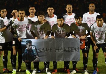 ห้ามชูป้าย #SaveHakeem! แมตช์แชมป์ชนแชมป์ หวั่นฟีฟ่าตัดสิทธิ์คัดบอลโลก
