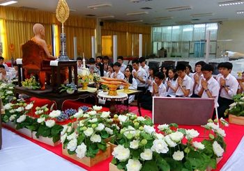 นศ.แพทย์ มข. กราบสรีระสังขาร ‘หลวงพ่อคูณ’ เนื่องในวันครู