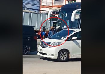คลิปหนุ่มขับรถหรู ตะโกนสั่งคนขับรถบัส กราบเท้า !!