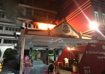 ไฟไหม้ห้องพักครู ร.ร.เทพศิรินทร์ ครู-นักเรียน 17 ชีวิต รอดปลอดภัย
