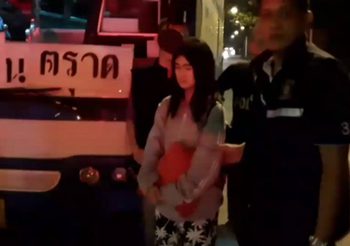 แม่ใจยักษ์ไม่สลด ยืนกอดอกหลังถูกจับฆ่าลูกวัย 2 ขวบ ก่อนนำศพทิ้งในสระน้ำ