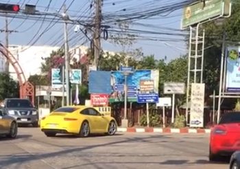 จวกยับ!! แก๊งรถหรูจอดกันไฟแดง ให้เพื่อนขับรถฝ่าสัญญาณไฟ