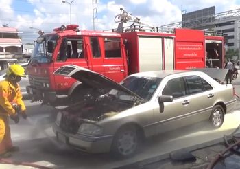 ระทึกไฟไหม้รถเบนซ์กลางถนน คนขับวิ่งหนีเอาชีวิตรอด