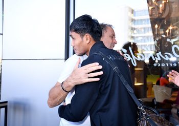 ขอให้โชคดี! ‘ราเยวัช’ ร่ำลากอดแข้งช้างศึกเดินทางส่งท้าย (มีคลิป)