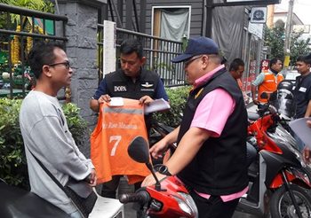 ตำรวจตรวจจับ วินจยย.รับจ้าง หลังโพสต์ประกาศขายเสื้อวินราคากว่าแสนบาท