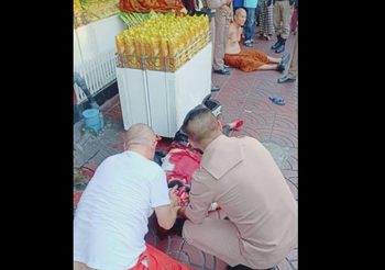 เสียชีวิตแล้ว! หนุ่มคนดีถูกพระคลั่ง ฟันคอกลางเยาวราช