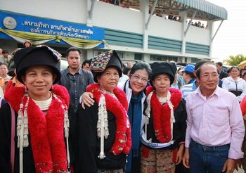 ชาวพะเยา นั่งฟังปราศรัยใหญ่หน้าสนามกีฬา หลังอบจ.สั่งยกเลิกใช้สถานที่