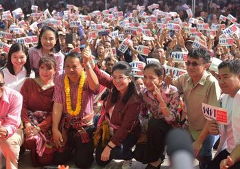 ‘สุดารัตน์’ ลงพื้นที่จ.ร้อยเอ็ด ขอประชาชนเลือกพรรคเพื่อไทย ชนะเกิน 250 เสียง