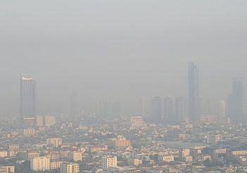 ฝุ่น PM2.5 เมืองกรุงยังวิกฤต เกินค่ามาตรฐาน 39 พื้นที่ ทำเห็นตึกสูงเลือนลาง
