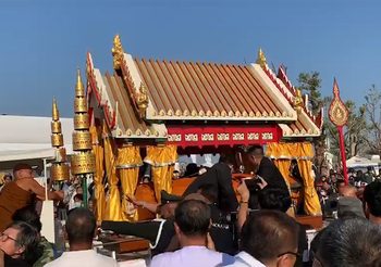 ภาพพิธีเก็บอัฐิ หลวงพ่อคูณ หลังพิธีถวายเพลิงสรีรสังขาร พบมวลกระดูกสุดสมบรูณ์