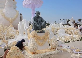 ประชาชนหลั่งไหลเข้าชมฌาปนสถาน ‘หลวงพ่อคูณ ปริสุทโธ’