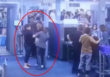 เผยคลิปนักท่องเที่ยวมีท่าทางแปลกๆ ก่อนตบหน้าพนักงานตรวจสัมภาระสุวรรณภูมิ