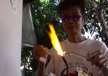 สุดทึ่ง! หนุ่มพะเยา ยึดอาชีพเป่าแก้วสีสันสวยงาม ลูกค้าสั่งจองเพียบ