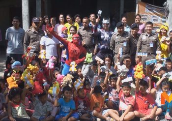 ตร.เมืองคอน แปลงกายเป็น ‘สไปเดอร์แมน’ มอบความสุขให้หนูน้อยพิการซ้ำซ้อน-ป่วยติดเตียง