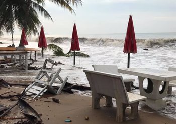 พิษ ‘ปาบึก’ ทำบ้านเรือน-รีสอร์ตริมทะเลจันทบุรีอ่วม หลังพายุฝนคลื่นสูงซัด