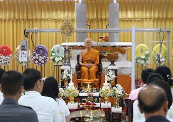 ประชาชนแน่น! ร่วมพิธีฌาปนกิจหุ่นขี้ผึ้ง ‘หลวงพ่อคูณ’ ที่วัดบ้านไร่